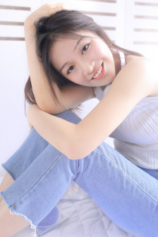 男孩坐在木马的木棒上写作业